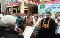 Menteri Lukman Hakim Diberi Penghargaan Tokoh Agama Papua